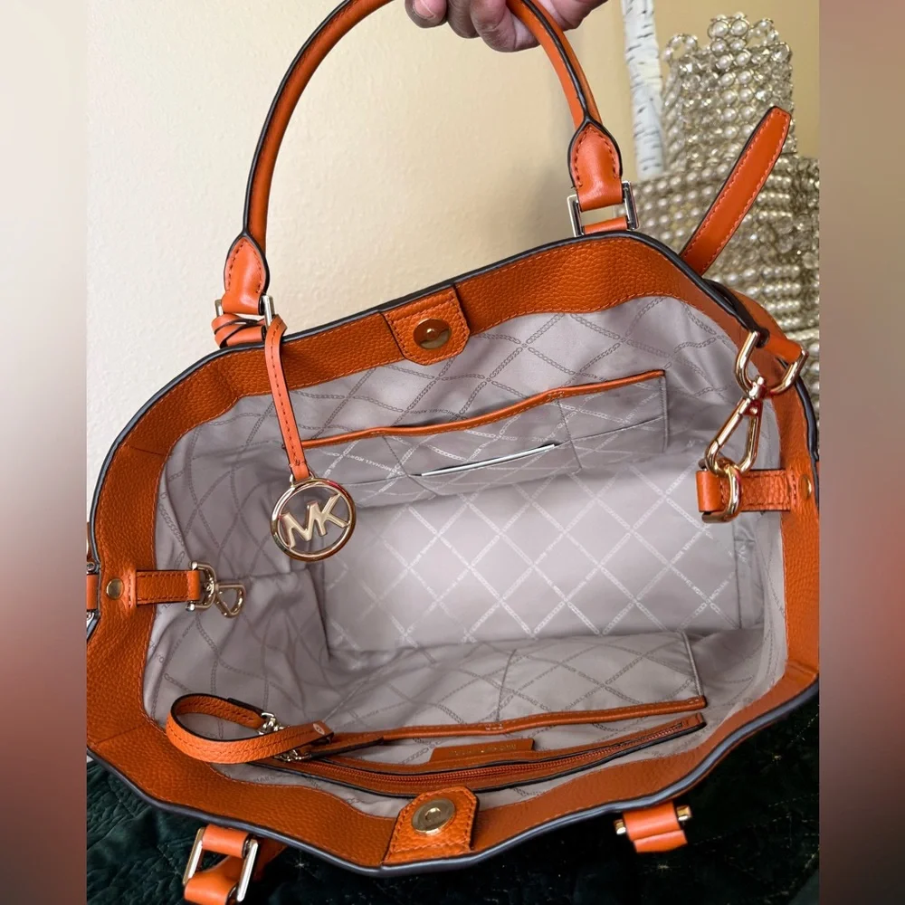 BARELY USED ….. MICHAEL KORS JET SET ORANGE MEDIUM TOTE w/DUST BAG - Picture 6 of 8